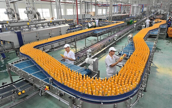 Flat conveyor for juice filling machine