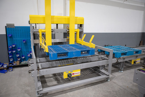 Tray feeding machine