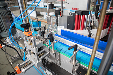 Linear labeling machine