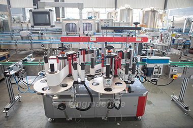 Bottle labeling machine